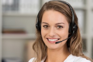freundliche kundenberaterin telefoniert mit headset